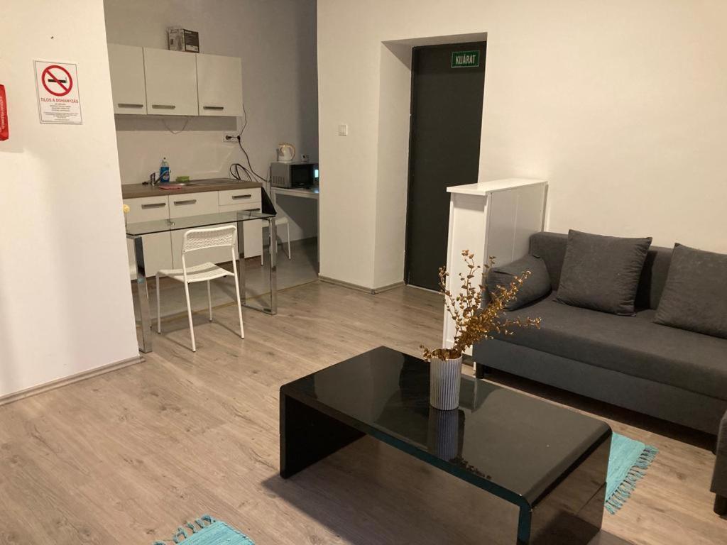 Downtown Modern 3 Bedrroom+ Living Room Apartment Wesselenyi 1.3 Сомбатхей Экстерьер фото