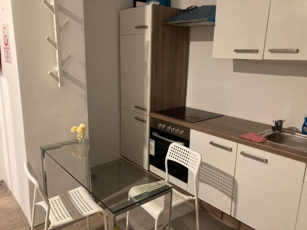 Downtown Modern 3 Bedrroom+ Living Room Apartment Wesselenyi 1.3 Сомбатхей Экстерьер фото